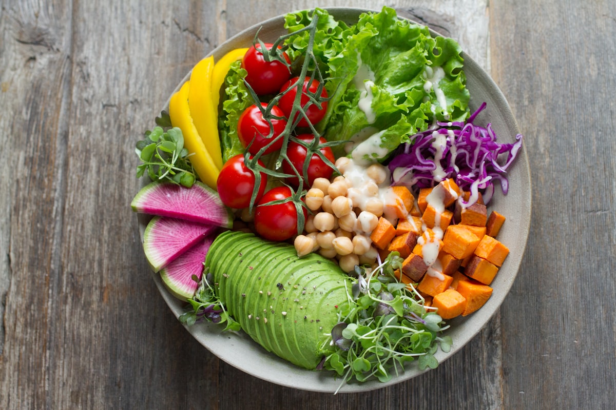 Bunte Buddha Bowl mit Tahini-Dressing